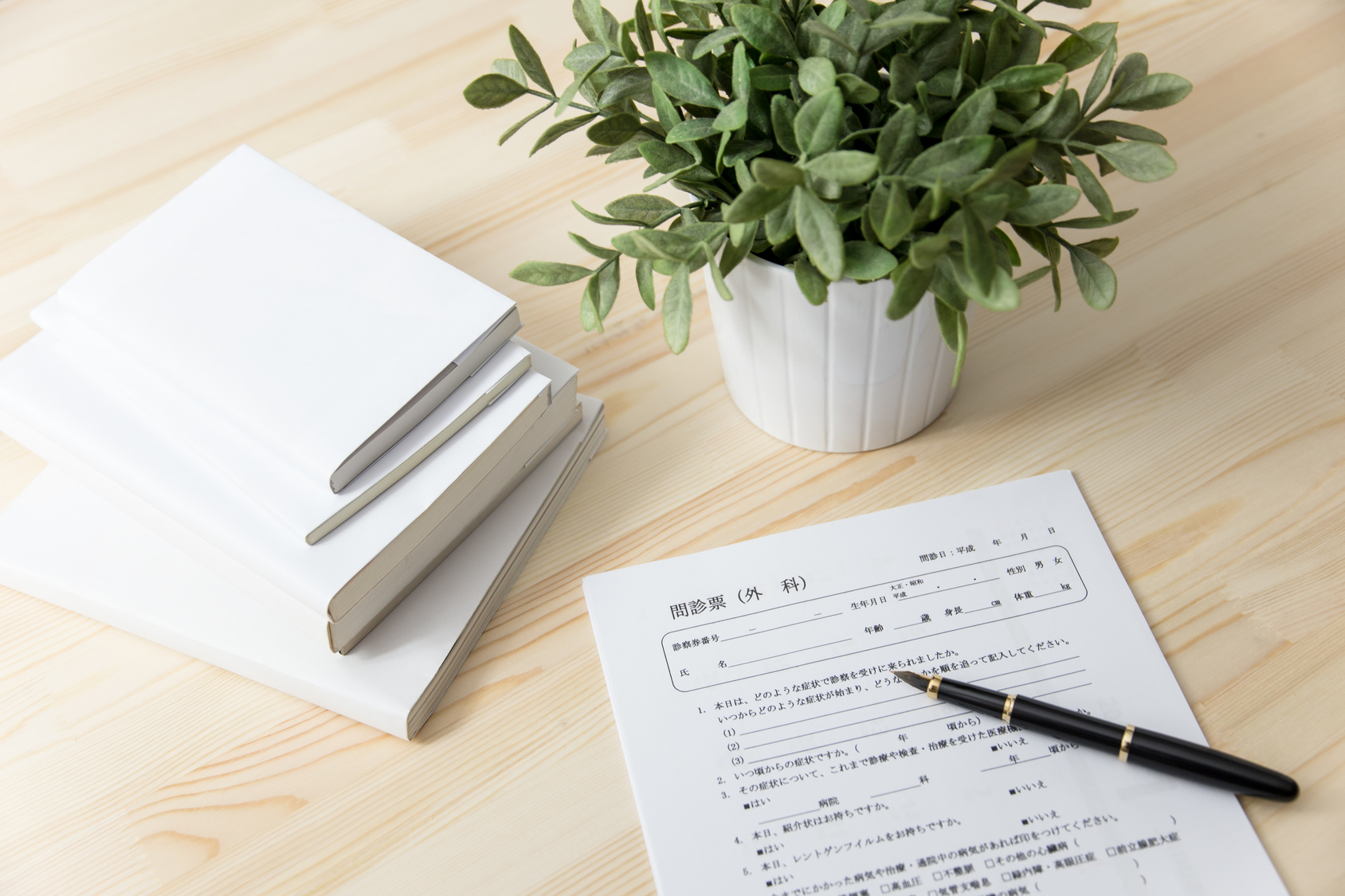 受付、問診表の記入